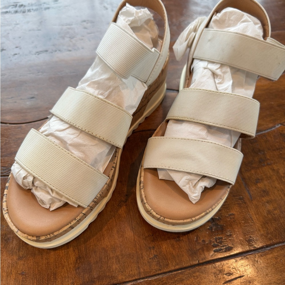 Universal Thread Tan and Cream Sandals